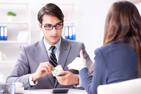 Бизнесмену предложили взятку за нарушение закона