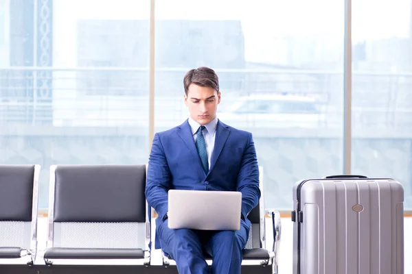 Affärsman väntar på flygplatsen för sitt plan i business cla — Stockfoto
