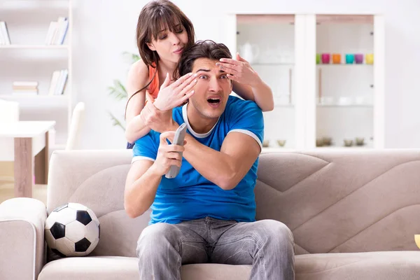 A feleség boldogtalan, hogy a férj focit néz. — Stock Fotó