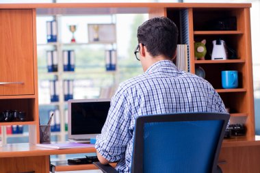 Öğrenci evde çalışıyor, sınava hazırlanıyor.