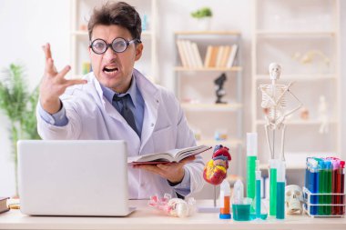 Hastane laboratuvarında eğlenen komik doktor.
