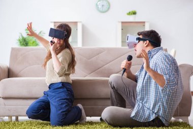 Sanal gerçeklik gözlükleriyle karaoke yapan çiftler