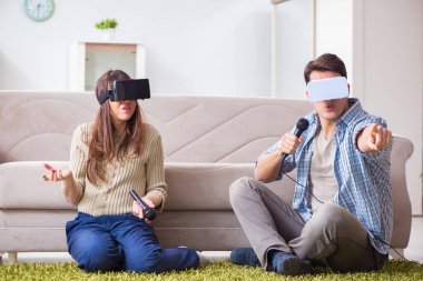 Sanal gerçeklik gözlükleriyle karaoke yapan çiftler