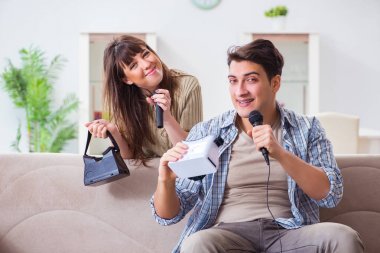 Sanal gerçeklik gözlükleriyle karaoke yapan çiftler