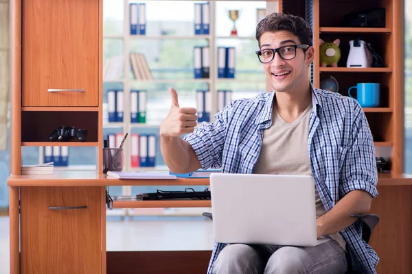 Estudiante estudiando en casa preparándose para el examen —  Fotos de Stock