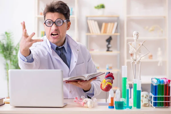 Hastane laboratuvarında eğlenen komik doktor.