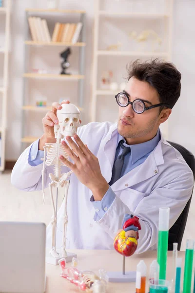 Divertente medico divertirsi in laboratorio ospedaliero — Foto Stock