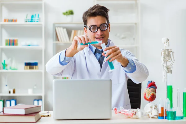 Doctor divertido divirtiéndose en el laboratorio del hospital — Foto de Stock