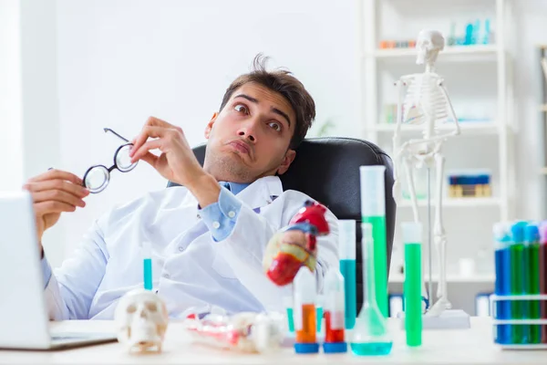 Doutor engraçado se divertindo no laboratório do hospital — Fotografia de Stock