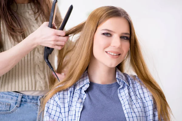 Mujer haciendo su peinado en el salón de belleza — Foto de Stock