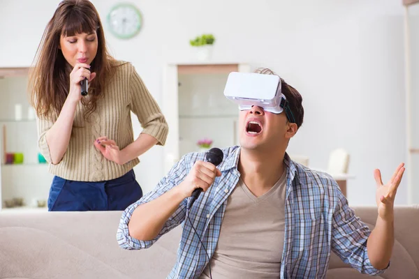 Pareja cantando karaoke con gafas de realidad virtual — Foto de Stock