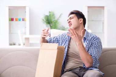 Gözlüklü adam yanlış paket alıyor.