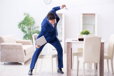 İflas etmiş bir işadamı kızgın ve üzgün.