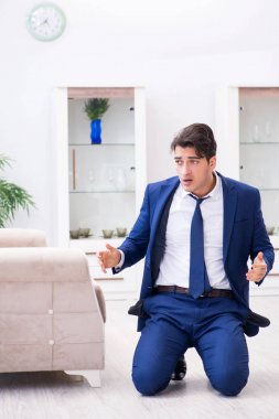 İflas etmiş bir işadamı kızgın ve üzgün.