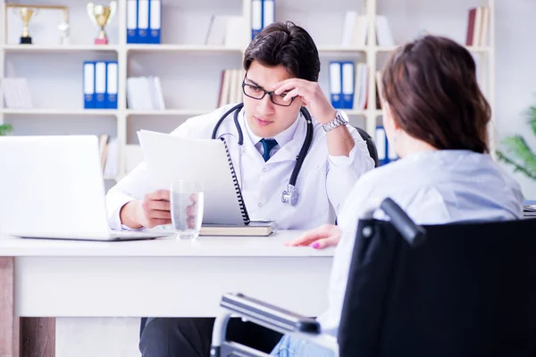 Läkare dela avskräckande labb testresultat till patienten — Stockfoto