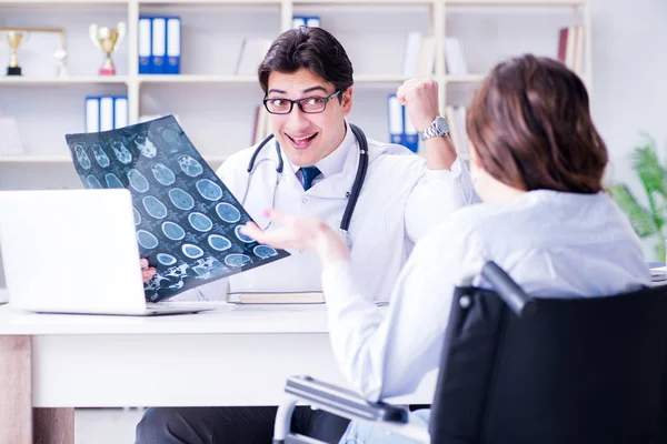 Doctor legt uit aan de patiënt resultaten van x-ray imaging — Stockfoto