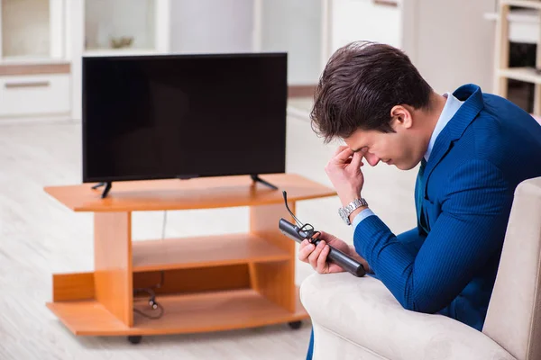 Biznesmen oglądanie telewizji w biurze — Zdjęcie stockowe