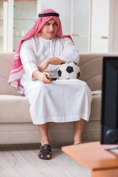 Arabische zakenman die thuis tv kijkt — Stockfoto