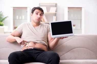 Vücut yağlarını kalibre ile ölçen adam.