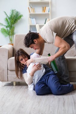 İçki içen koca ile aile içi şiddet kavramı.