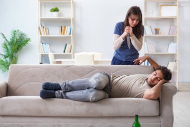 Çaresiz eş kocasını öldürmeye çalışıyor.