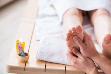 Tıbbi kaplıcada ayak masajı