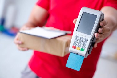 Paket teslimatı pos ve kredi kartıyla ödeniyor.