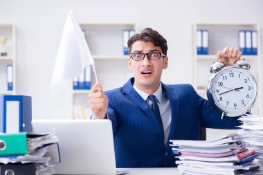 İşadamı beyaz bayrak sallıyor ve pes ediyor.