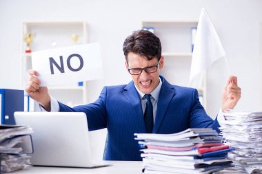 İşadamı beyaz bayrak sallıyor ve pes ediyor.