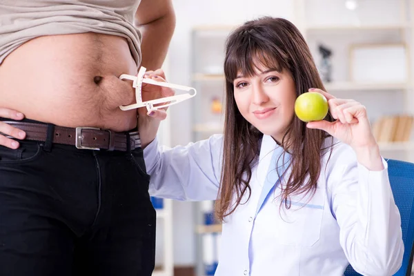 Doctor dietician giving advices to fat overweight patient — Stock Photo, Image