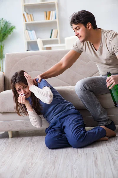 Pijany mąż wykorzystujący żonę w koncepcji przemocy domowej — Zdjęcie stockowe