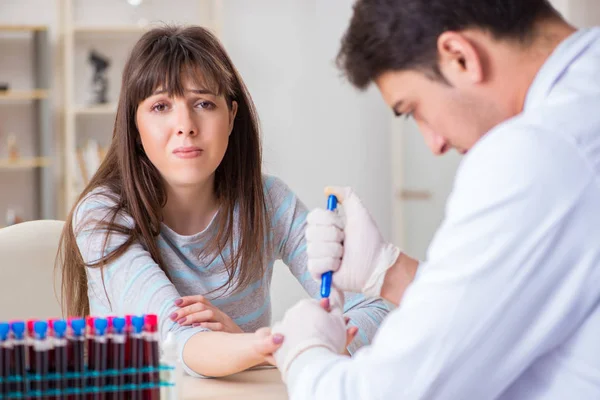 Paciente durante el procedimiento de toma de muestras de sangre para su análisis — Foto de Stock