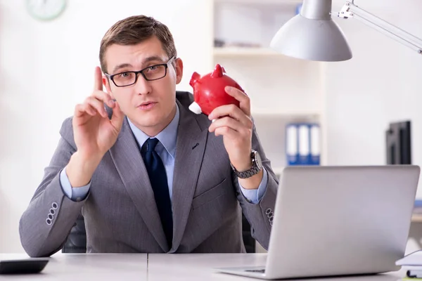 Jovem empregado com piggybank no conceito de poupança de pensões — Fotografia de Stock