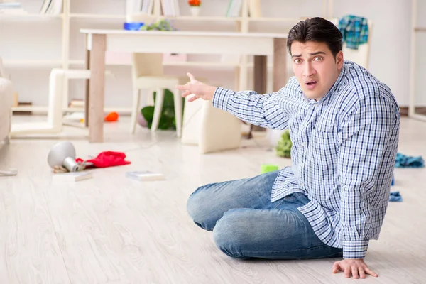 Man found his house after burglary robbed by burglars — Stock Photo, Image