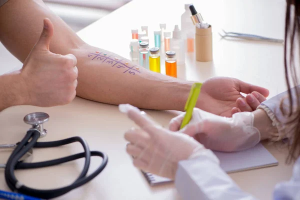 Teste médico reação alérgica do paciente no hospital — Fotografia de Stock