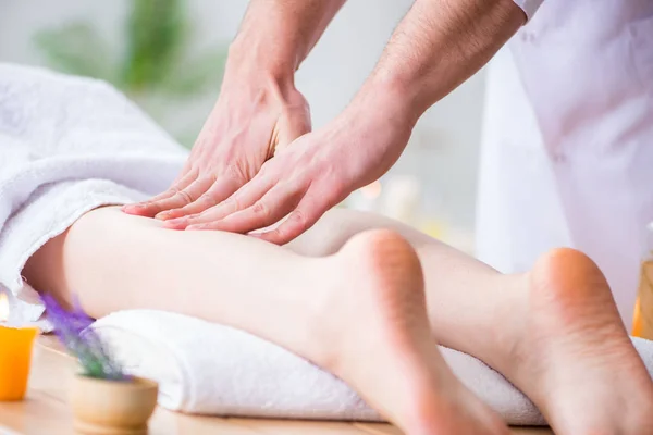 Fotmassage på medicinskt spa — Stockfoto