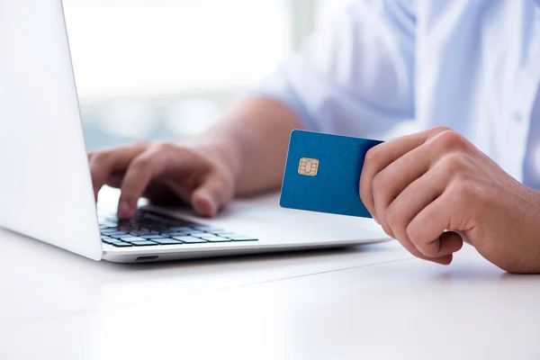 Conceito sobre pagamentos online com cartão de crédito — Fotografia de Stock