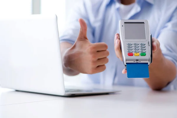 Man processing credit card transaction with POS terminal — Stock Photo, Image