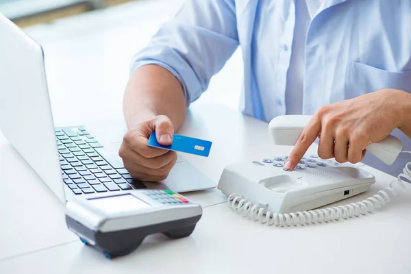 Transação de cartão de crédito de processamento de homem com terminal POS — Fotografia de Stock
