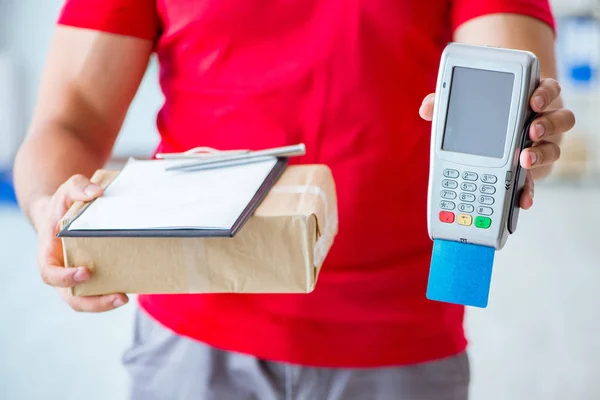 Entrega de encomendas sendo paga com pos e cartão de crédito — Fotografia de Stock