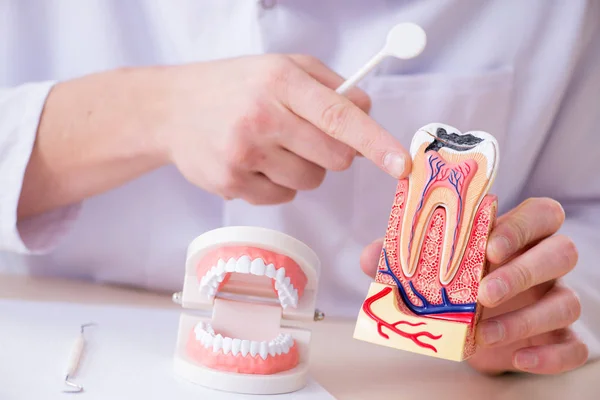 Dentista trabalhando implante de dentes em laboratório médico — Fotografia de Stock