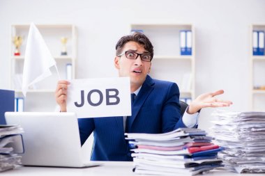 İşadamı beyaz bayrak sallıyor ve pes ediyor.