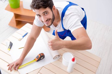 Tadilat sırasında duvar kâğıdı üzerinde çalışan işçiler