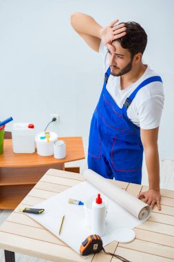 Tadilat sırasında duvar kâğıdı üzerinde çalışan işçiler