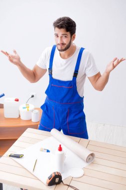 Tadilat sırasında duvar kâğıdı üzerinde çalışan işçiler