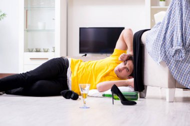 Ev partisinden sonra evde dağınık bir adam