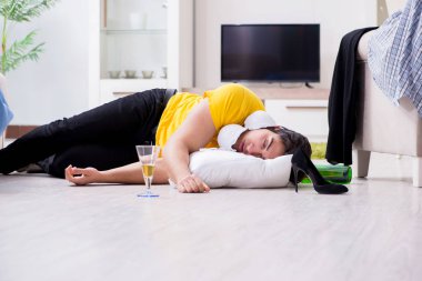 Ev partisinden sonra evde dağınık bir adam