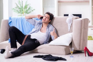 Ev partisinden sonra evde dağınık bir adam