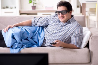 Evde 3D televizyon izleyen bir adam.