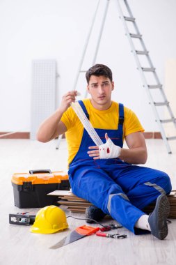 İnşaat alanında eli yaralı bir işçi.